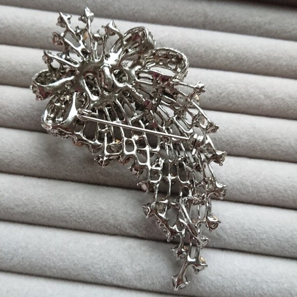 Rhinestone Sparkle Silver/black Brooch Starburst bow - Picture 5 of 7